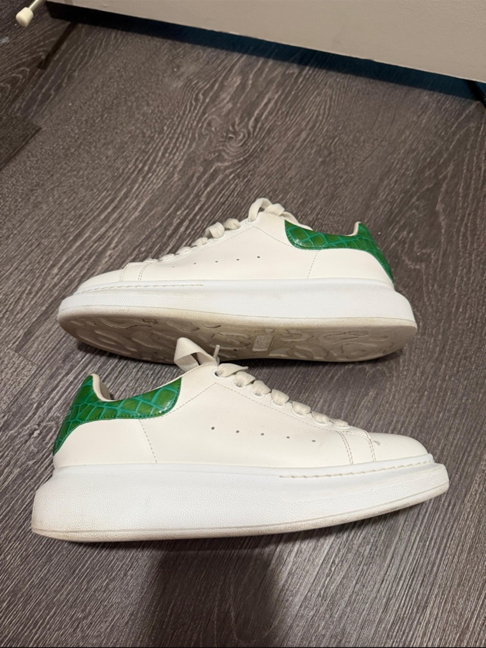 ALEXANDER MCQUEEN White Platform Sneakers with Green Croc Heel Tab - Picture 4 of 5